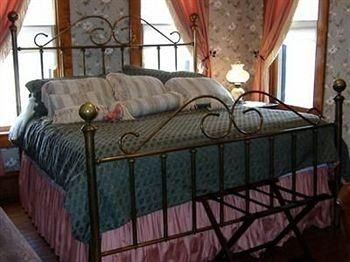 Baker House Bed & Breakfast0