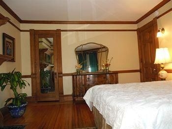Overlook Mansion4