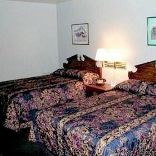 Budget Host Three Crowns Motor Lodge0