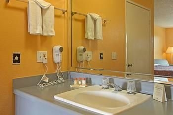 Budget Inn Santa Ana3