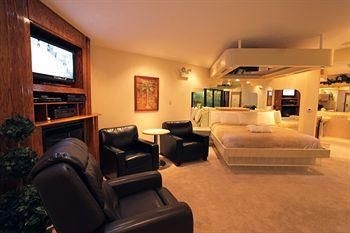 Sybaris Pool Suites Indianapolis2