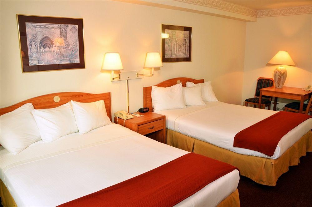 Peppermill Empress Inn1