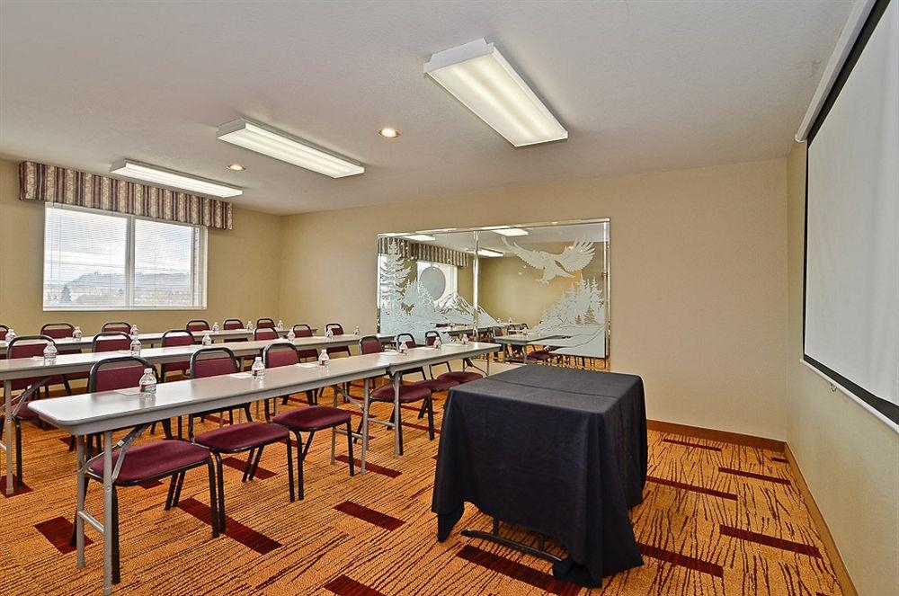Clackamas Inn & Suites1