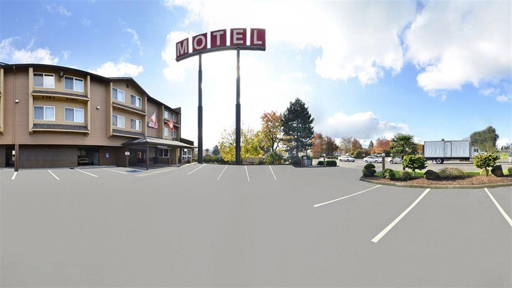 Clackamas Inn & Suites3