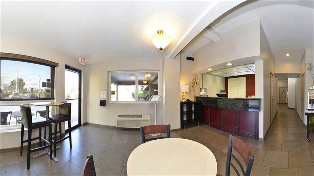 Clackamas Inn & Suites0