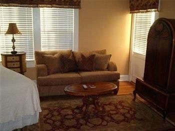 Pippin Drake Guest House2