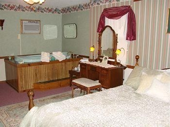 Main Street Inn - Angels Among Us Wedding Chapel4