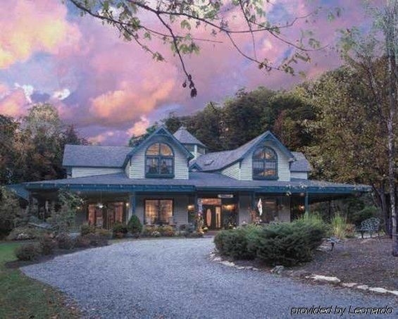 Eight Gables Inn3