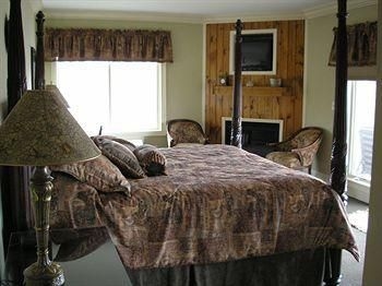 Crestwood Resort & Spa4