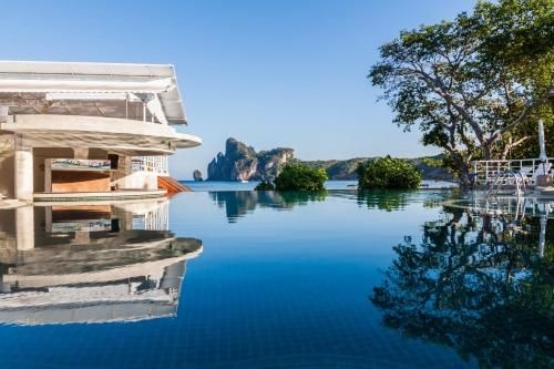 พีพี ชาลี บีช รีสอร์ต (PP Charlie Beach Resort)1