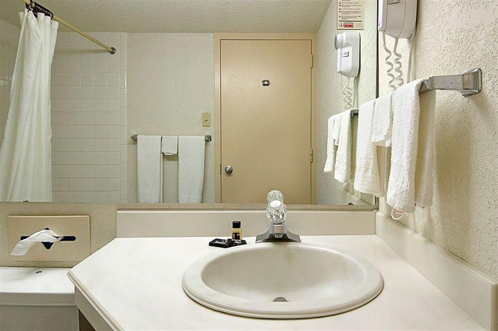 Freeport Plaza Hotel0