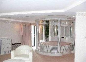 CHATEAU ROYALE INN1