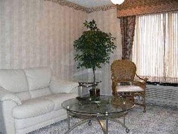 CHATEAU ROYALE INN2