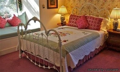 Romantic RiverSong Inn2