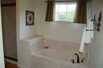 Tux Creek Inn0