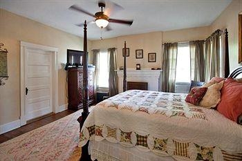 Rosen House Inn2