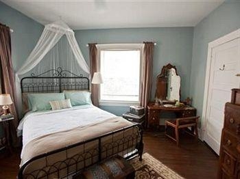 Rosen House Inn4