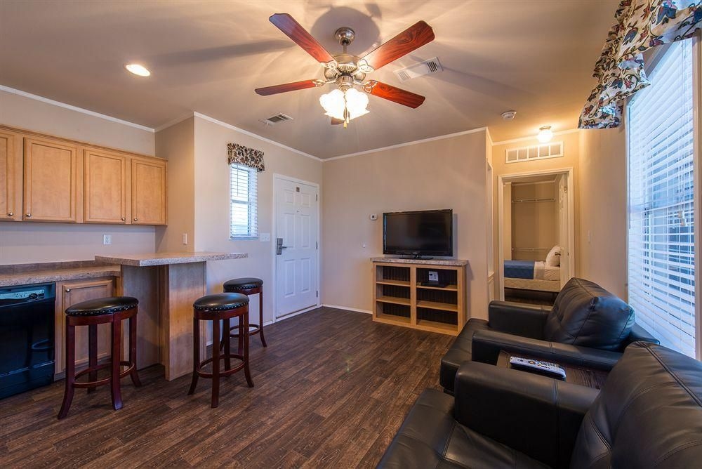 Eagle Ford Cabins3