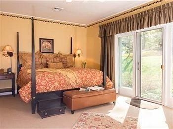 Stone Hill Inn3