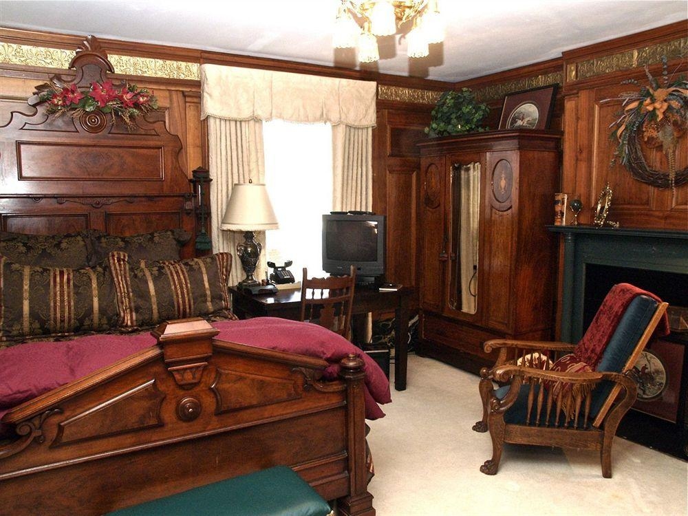 Brass Pineapple Inn0
