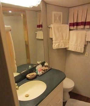 Ocean Romance Dockside B & B Yacht Hotel4