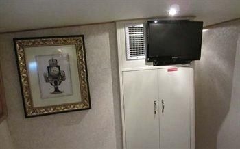 Ocean Romance Dockside B & B Yacht Hotel1