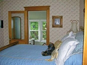 Isadoras Bed and Breakfast1