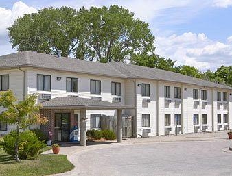 Super 8 Motel4