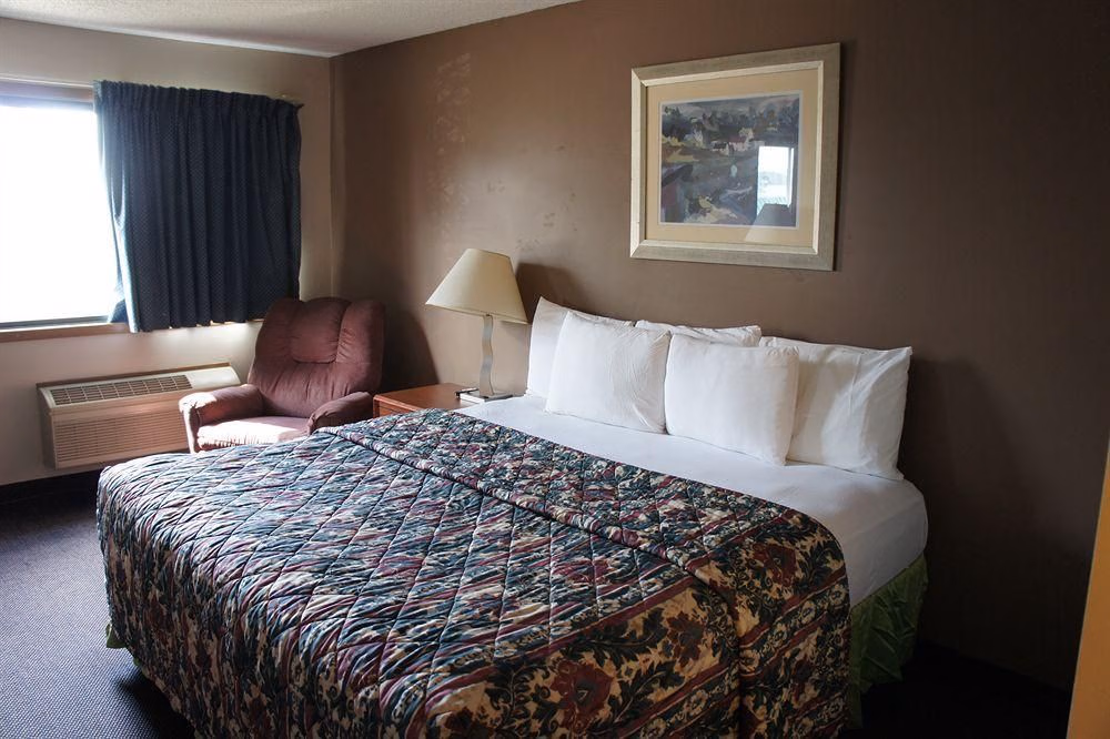 Select Inn Maple Grove2
