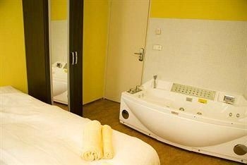 Hotel Benelux2
