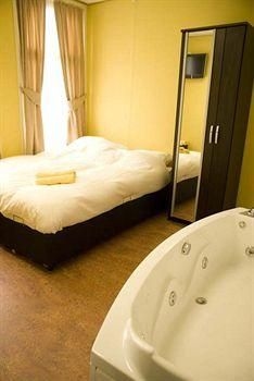 Hotel Benelux1