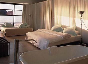Deseo Hotel and Lounge0