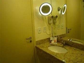 Harbor Regent Suites1