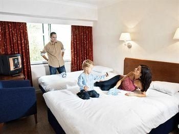 Best Western Gatwick Moat House2