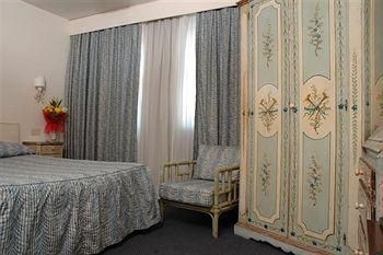 Hotel Commodore0