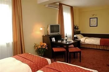 Ascot Hotel4