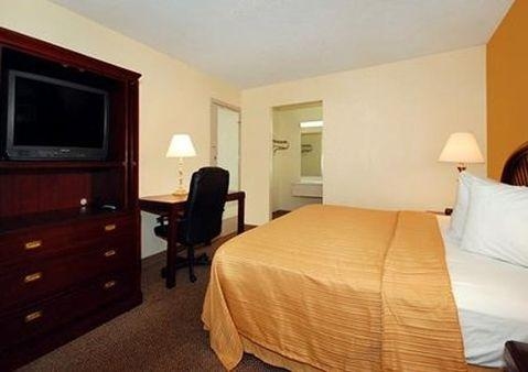 Econo Lodge  Inn & Suites4