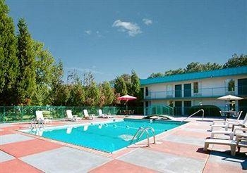 Econo Lodge  Inn & Suites1