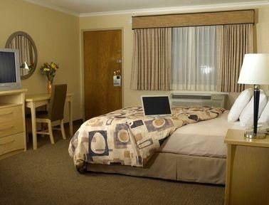 Broadway Manor Inn2