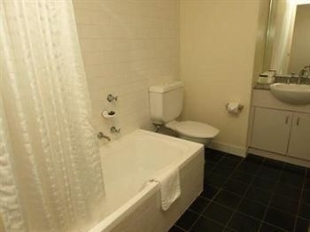 Oaks Goldsbrough Apartments3
