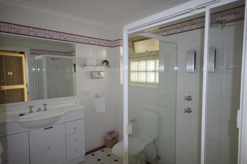 Ensenada Motor Inn and Suites1