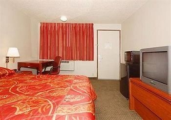 Econo Lodge  Inn & Suites3