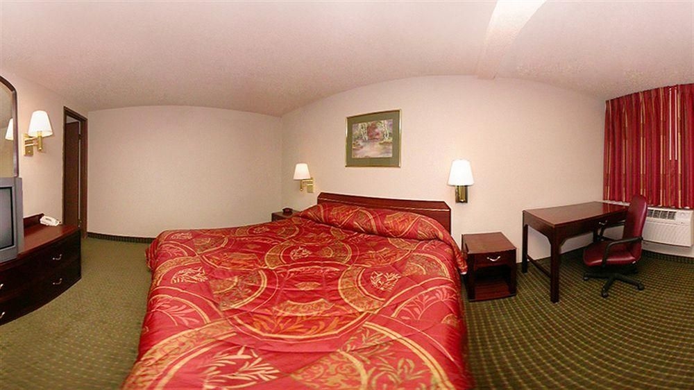 Econo Lodge  Inn & Suites2