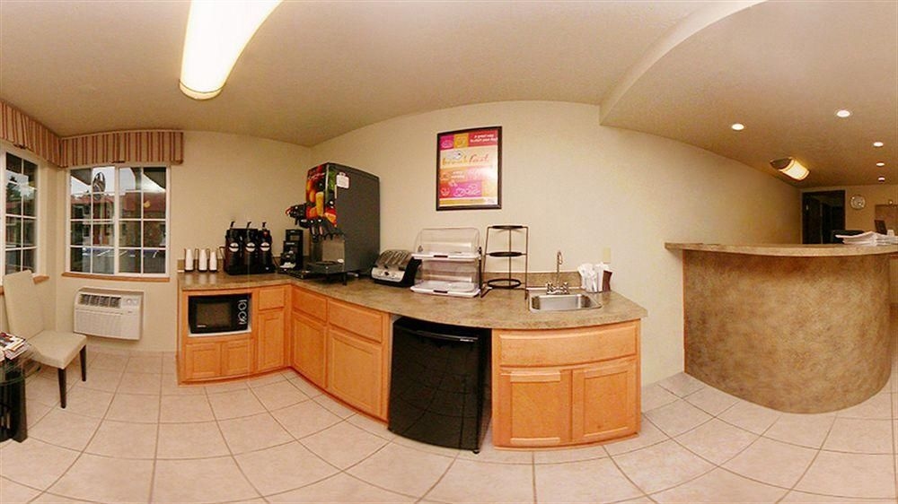Econo Lodge  Inn & Suites0
