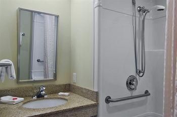 Red Roof Inn Saugus1