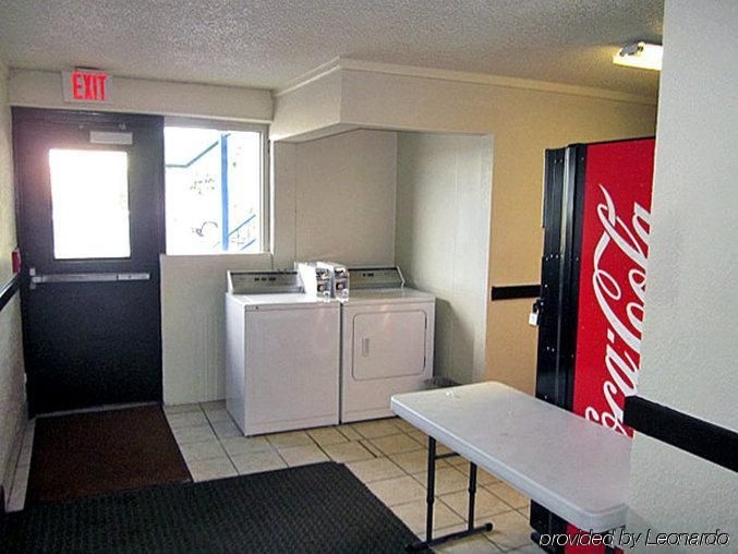 Econo Lodge East4