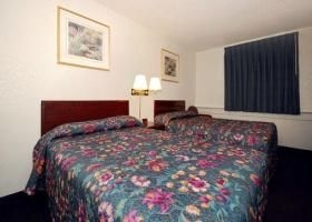 Econo Lodge East2
