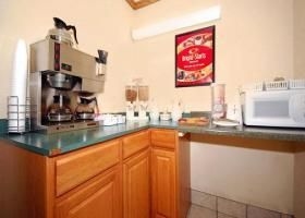 Econo Lodge East1