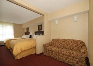 La Quinta Inn & Suites by Wyndham Lake George3