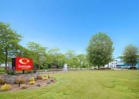 Econo Lodge  Inn & Suites2
